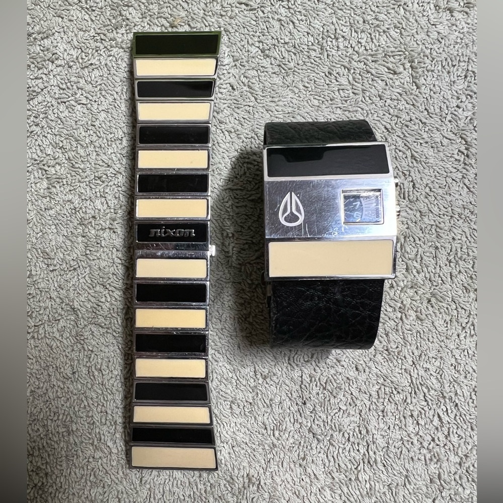 Rotolog comes with black leather and bracelet